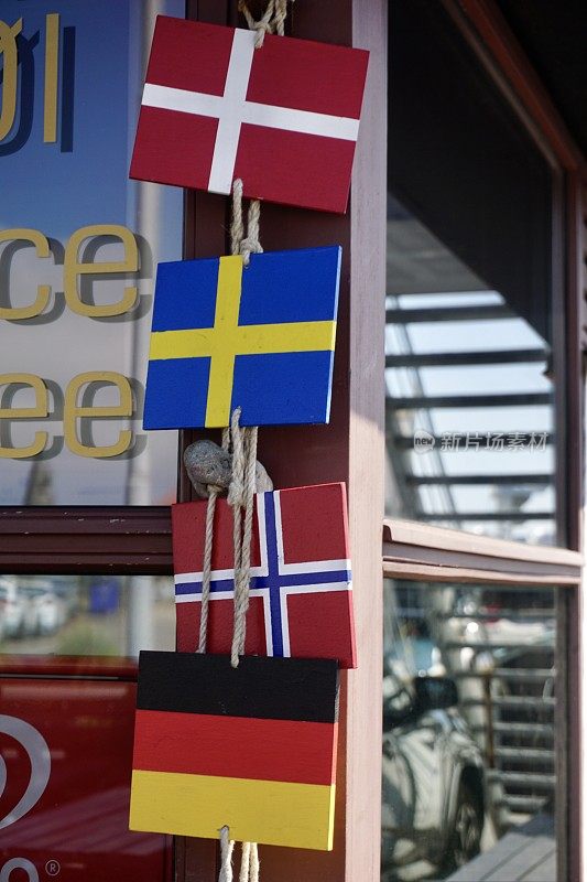 斯卡恩港，亦称斯卡恩港(丹麦语:Skagen Havn)。四面斯堪的纳维亚国旗排成一排。四个斯堪的纳维亚国旗在一起。